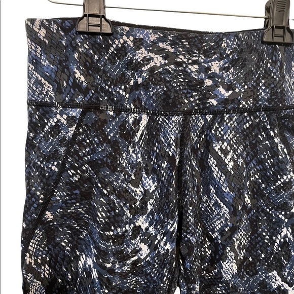 Sweaty Betty Blue Snake Print High Rise 7/8 Pocket Legging - Picture 8 of 9